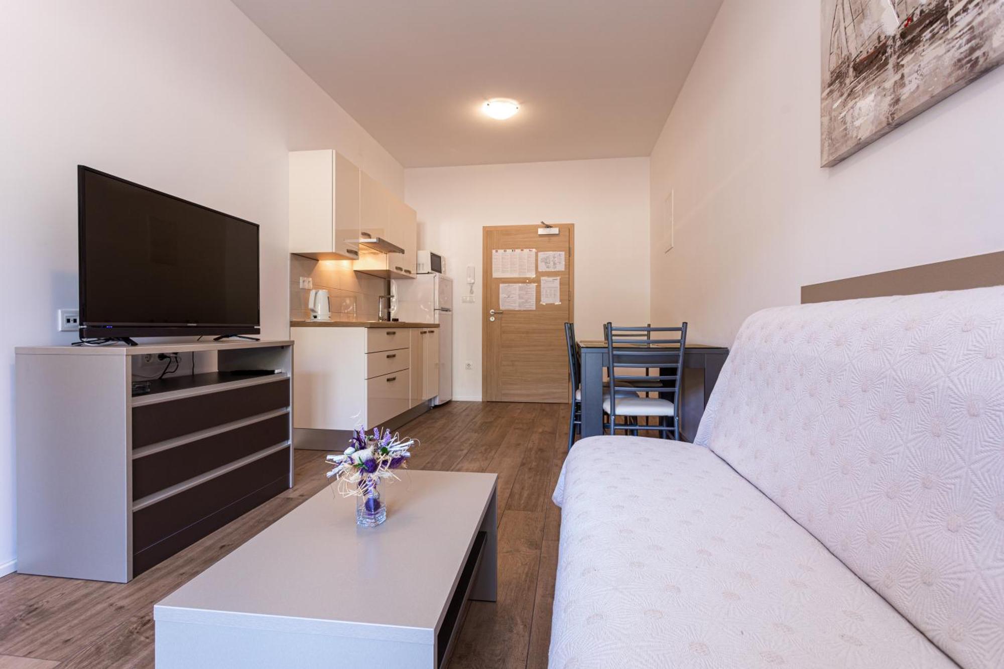 Apartments Crnekovic Tomislava 8A バスカ エクステリア 写真
