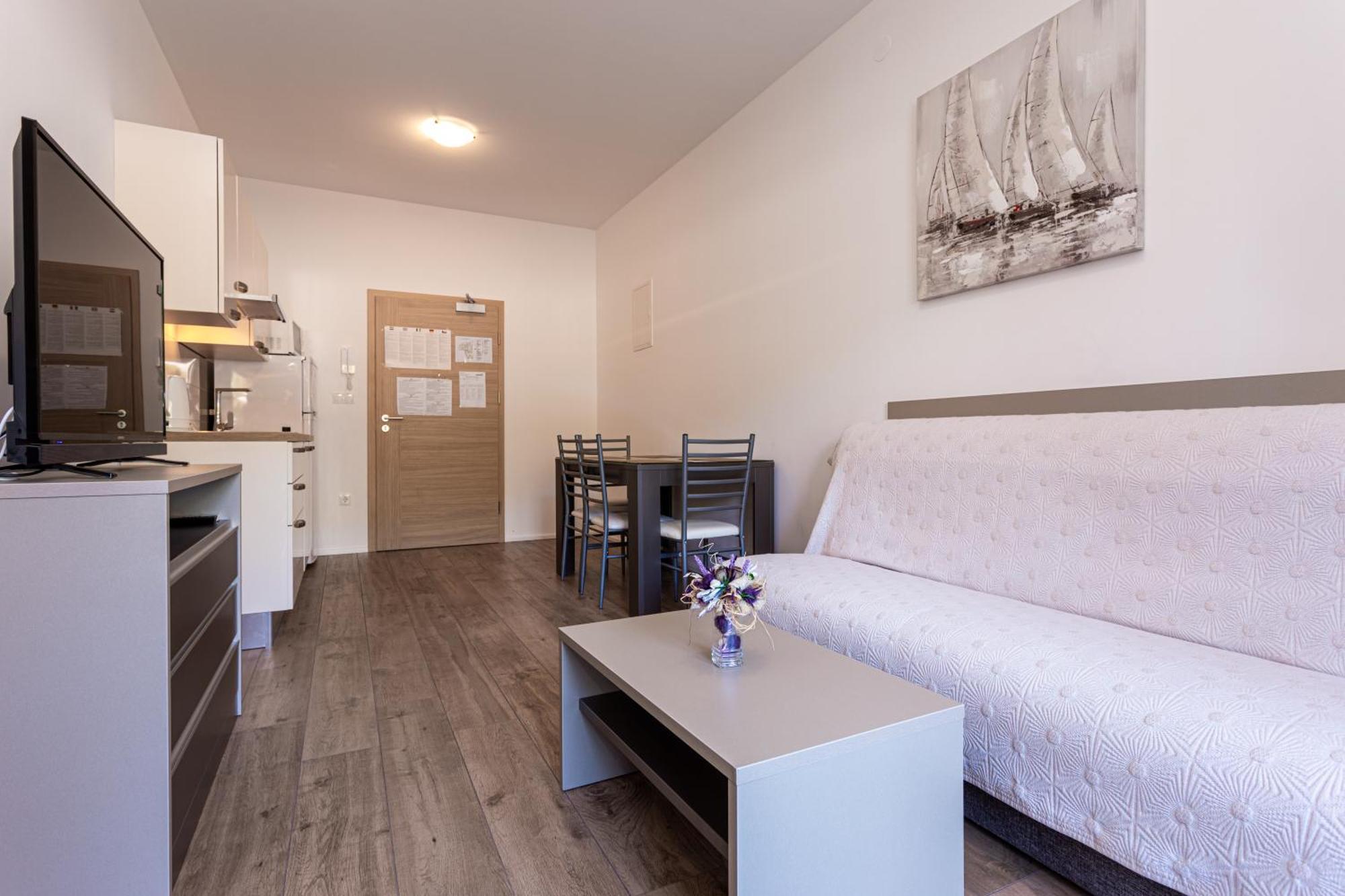 Apartments Crnekovic Tomislava 8A バスカ エクステリア 写真
