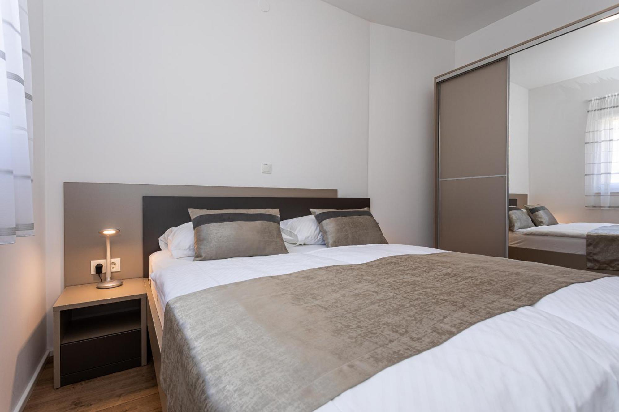 Apartments Crnekovic Tomislava 8A バスカ エクステリア 写真